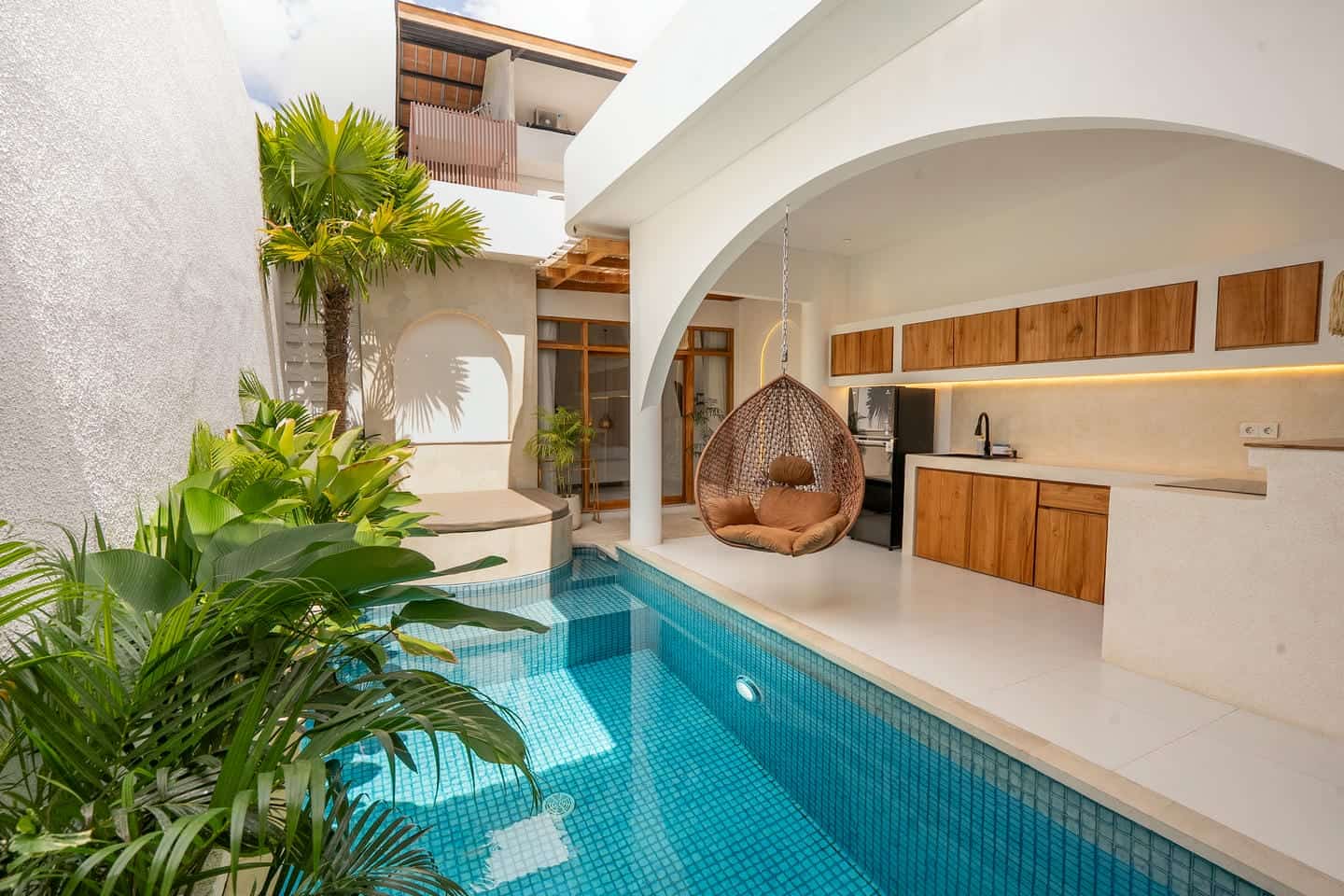 FULLY FURNISHED 2 BEDROOM VILLA FOR SALE LEASEHOLD IN SEMINYAK BE-1905 